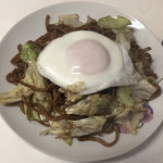 やきそば あかつきや - 焼きそば（小）に玉子をトッピング