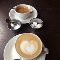 coci - カプチーノ ダブル(少し飲んでる) と カフェラテ