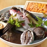 Hisha Kaku - 本日の鮮魚（のどぐろ、天然岩牡蠣、赤貝、サザエ、北海道の生ウニ、鮎、メイタガレイ） 