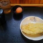 手打十段 うどんバカ一代 - 卵ととり天　釜あげ待ち