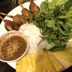 Quan An Ngon - 豚肉ツクネ、ブン、香草などをライスペーパーで巻く