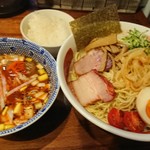 麺屋 悠 - 冷やしつけそば(850円)を特盛(100円)、そして味玉(100:円)を付けた♪
      丼には涼を誘う"きゅうり"、"ミニトマト"、"穂先めんま"、"クラゲ"、"チャーシュー"、"海苔"がデフォで付いた。