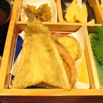 鮨・酒・肴 杉玉 - 白身魚・タコ・サツマイモ・ナスの天婦羅盛り合わせ