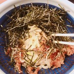 丸亀製麺 - 肉つけうどんの上の海苔をかき分けてみた。