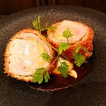 とんかつ マンジェ - 光源の関係でホワイトアウト気味(爆)
      ヒレ肉と貝柱のロールフライ♪