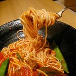 柴崎亭 - 夏野菜！濃厚トマトのナポリタン　麺　リフト！