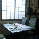 ハーレーズカフェ - 窓際のテーブル席