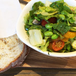 SALADSTOP! - TUNASUN 炙りマグロと枝豆のサラダ+ライ麦パン　¥1140+150