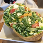 SALADSTOP! - サラダをラップにするとこんな感じ。これは友人のオーダー。豆腐やらアボカドが色々入ってます