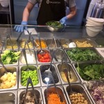 SALADSTOP! - サービング。サブウエイをお洒落にしたかんじ