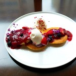 ミートラウンジ - いちごとベリーのパンケーキ(￥1200)