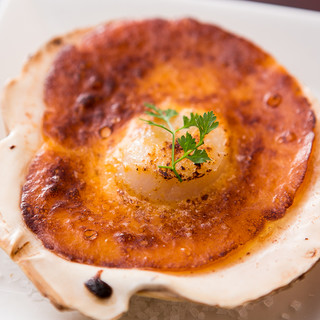 ``Grilled scallops with sea urchin sauce'' has been the most popular dish ever since opening.