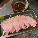 卸)新宿食肉センター極 - 国産牛タン刺シ  680円