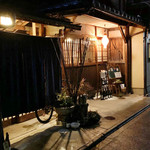 bistro Chic - 夜の外観(2019.2月初旬)