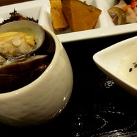 ヒル薬膳粥・ヨル貝料理カイノクチ - アサリの酒蒸し　自家製豆腐