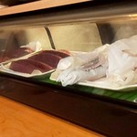 Tosa - ショーケースには、鰹がズラリ