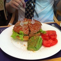 ガーデンキッチン かるめら - アボガドバーガー　でかい！