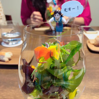 SHOKUDO YArn - ⑪君がむす～とした季節のサラダ　黄身酢のムースに
                    シェフのお母様が育てられた季節のお野菜やお花を目の前で投入してくださいます
                    そして仕上げは〝フチ子ちゃん〟
                    （ＳＮSへの画像投稿は2枚までなのが辛い）