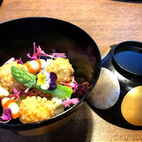 SHOKUDO YArn - ⑨ワン！チーズ あー素晴らしい
                    目の前でサイフォンで淹れたカツオ出汁をかけていただく椀物  ゴルゴンゾーラやくちこも入った深みのある逸品