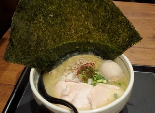 濃厚鶏麺 ゆきかげ - こんなデカイ海苔がついてます