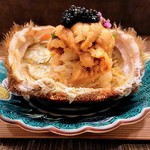 すし処 みや古分店 - 毛ガニの甲羅に寿司飯を敷き、大分の赤ウニにキャビア、毛ガニを乗せた贅沢なつまみ