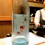 すし処 みや古分店 - 冷酒は宮城県の阿部勘純米吟醸夏酒金魚ラベル、涼しげなボトルで、金魚は裏から見ます