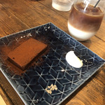 コーヒー ウノ - テリーヌショコラ   500円
アイスカフェオレ   550円セットで50円引