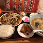 台湾料理福味居 - メニューの写真では、ご飯がフルサイズで、ラーメンが、ハーフに見えましたが、逆でした。ラーメン、フルサイズ。