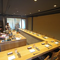 LURRA° - これから始まる料理のライブショーの直前。客の登場を待つカウンター。一斉スタートを待ち構えます。