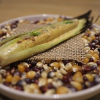 LURRA° - .ベビーコーンを焼いて。ともすれば皮がくっついてコーンからはがれないことが多いけど、ちゃんと調理が行き届いて。しかしやはり塩分強め。