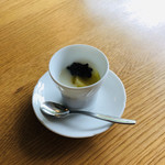 エル・バウ・デコラシオン - 山梨の桃と蕪のピューレ。キャビアの塩味がアクセントに。