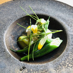 エル・バウ・デコラシオン - オクラと水牛のモッツァレラチーズに、ウスイエンドウの青いソースが爽やか。おいしい！