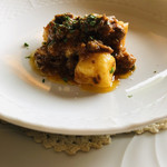 エル・バウ・デコラシオン - もちもちニョッキとボロネーゼ。パンとの相性が良き♡ジノリのお皿の下に敷いたレースがかわいい♡