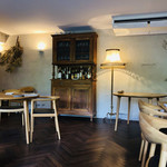 エル・バウ・デコラシオン - 店内はイタリアの友人宅に招待されたような優しい空間。さりげなく飾ってあるマダムの作品が素敵♡