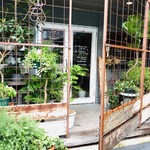 エル・バウ・デコラシオン - フラワーショップの秘密の入り口はこちらです♡