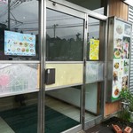 クレイトンハウス - 入り口ドア。入って正面にレジ。