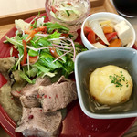 ふくみみ cafe - おかずアップ。
            メインのお肉と揚げまんじゅうがめっちゃうま♡