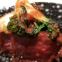 TTOAHISU - ⑧長州和牛(A5ランク)のシャトーブリアンのステーキ、フォン・ド・ボーのソース掛け、広東パクチー載せ
                    超上質なお肉が登場！
                    超々軟らかく肉の旨みが素晴らしい！
                    噛み締める毎に肉の旨みが拡がります♪