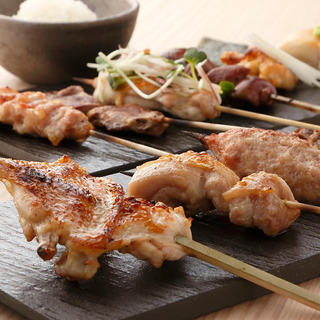 焼き鳥だけでコース料理になる 鶏にこだわり 部位 刺し方 焼き方 食べ方にこだわればそのレパートリーは数千通り 璃宮流が味わえる 璃宮コース は外せない Yakitori ごくう 新橋璃宮 内幸町 焼鳥 食べログ 焼き鳥だけでコース料理になる 鶏にこだわり 部位 刺し方 焼き方 食べ方にこだわればそのレパートリーは数千通り 璃宮流が味わえる 璃宮コース は外せない Yakitori ごくう 新橋璃宮 内幸町 焼鳥 食べログ