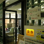 resutoransatsuki - 入口を挟んで２台の券売機が