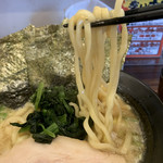 築地家 - 麺はこんな感じです。