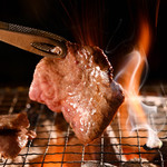 Hachirin - お肉を焼いているところ