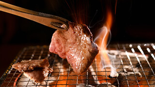 Hachi rin - お肉を焼いているところ