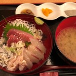 鱗介領 信海 食事処 - サービス海鮮丼 1000円。