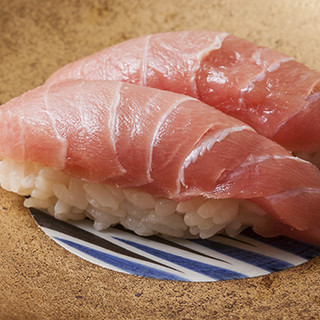 We use natural tuna that is carefully selected and purchased by the owner every morning. Famous “Toro Nigiri”