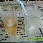 あたご駅 - 左は最初に出されるお茶です、量はジンジャーエールと変らないくらいたっぷり