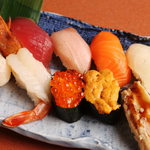 上野 寄せ家 - 鮪・鰤・いくら・光ものなどを味わえる「おまかせ寿司（上）」
