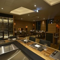銀座響ブッフ - 空間を広々と贅沢に使ったメインホール