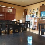 ピットイン - 店内、左奥は小上がり、更に右奥にも部屋があります