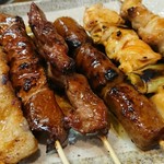 亀田 もつやき店 - (左から)バラ肉、レバー、カシラ、肉だんご、ネギマ、焼きとり